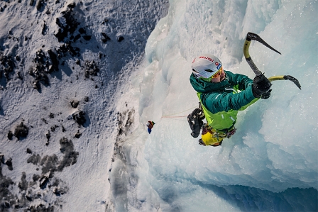 Benni Purner in einer riesigen Eiswand